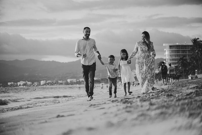 BAHÍA PHOTOS - Photographers helping people preserve their stories.