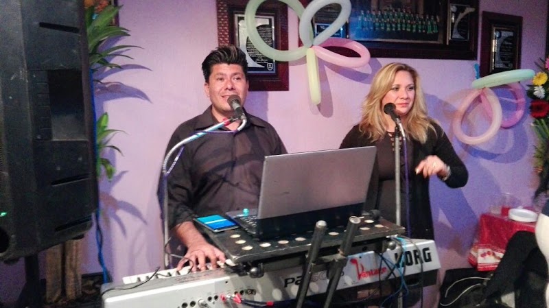 Karysmaa: Tecladista y Dueto Musical Versátil para Eventos y Fiestas